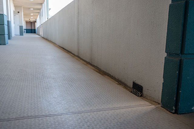 福岡市南区大規模修繕前 廊下側溝
