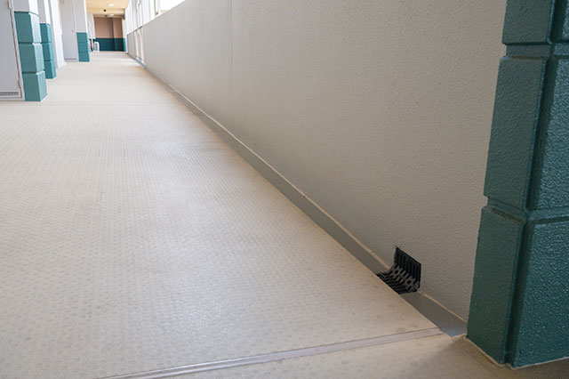 福岡市南区大規模修繕後 廊下側溝